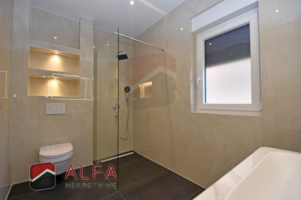 Croazia, Vodice – nuovo e confortevole appartamento al piano terra in vendita con giardino di 120 m²