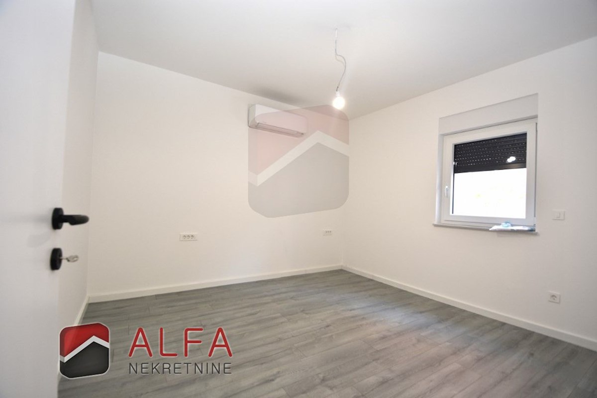 Croazia, Vodice – nuovo e confortevole appartamento al piano terra in vendita con giardino di 120 m²