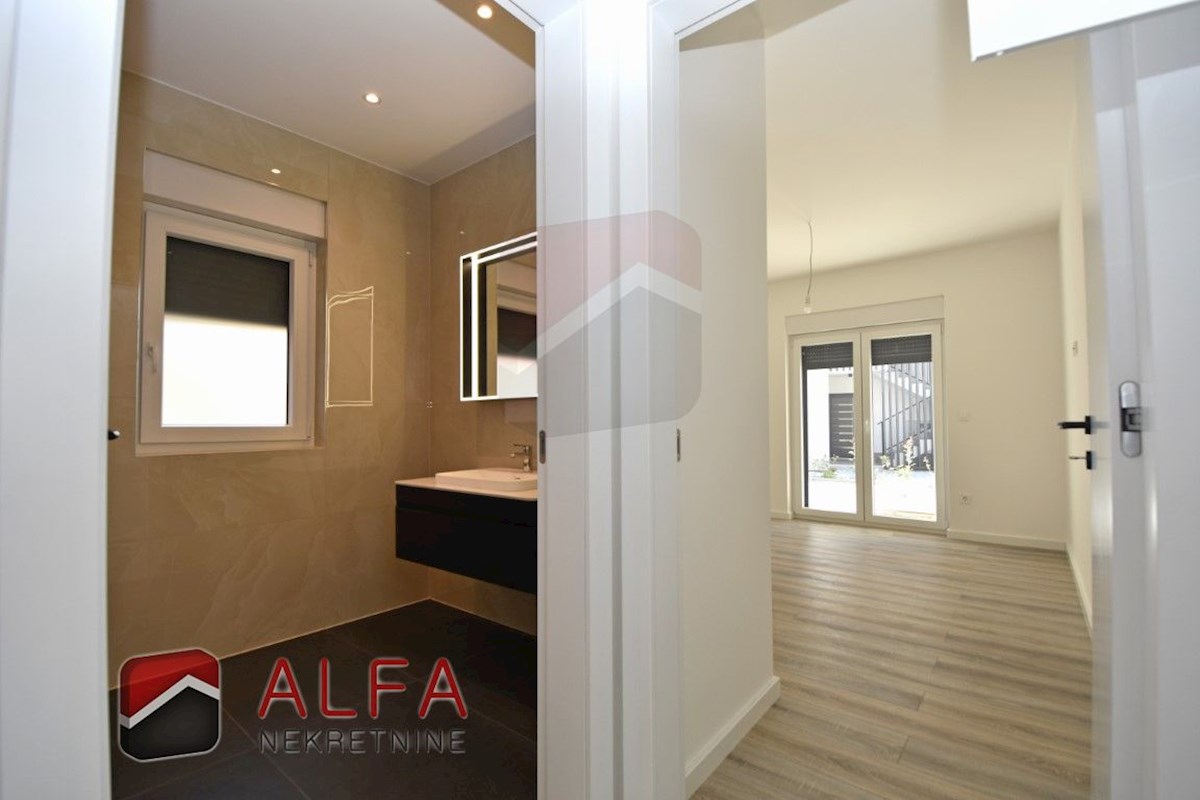 Croazia, Vodice – nuovo e confortevole appartamento al piano terra in vendita con giardino di 120 m²