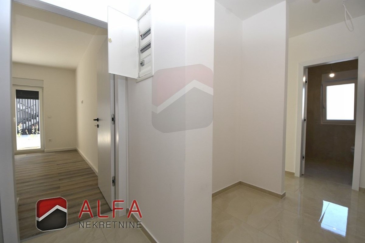 Croazia, Vodice – nuovo e confortevole appartamento al piano terra in vendita con giardino di 120 m²