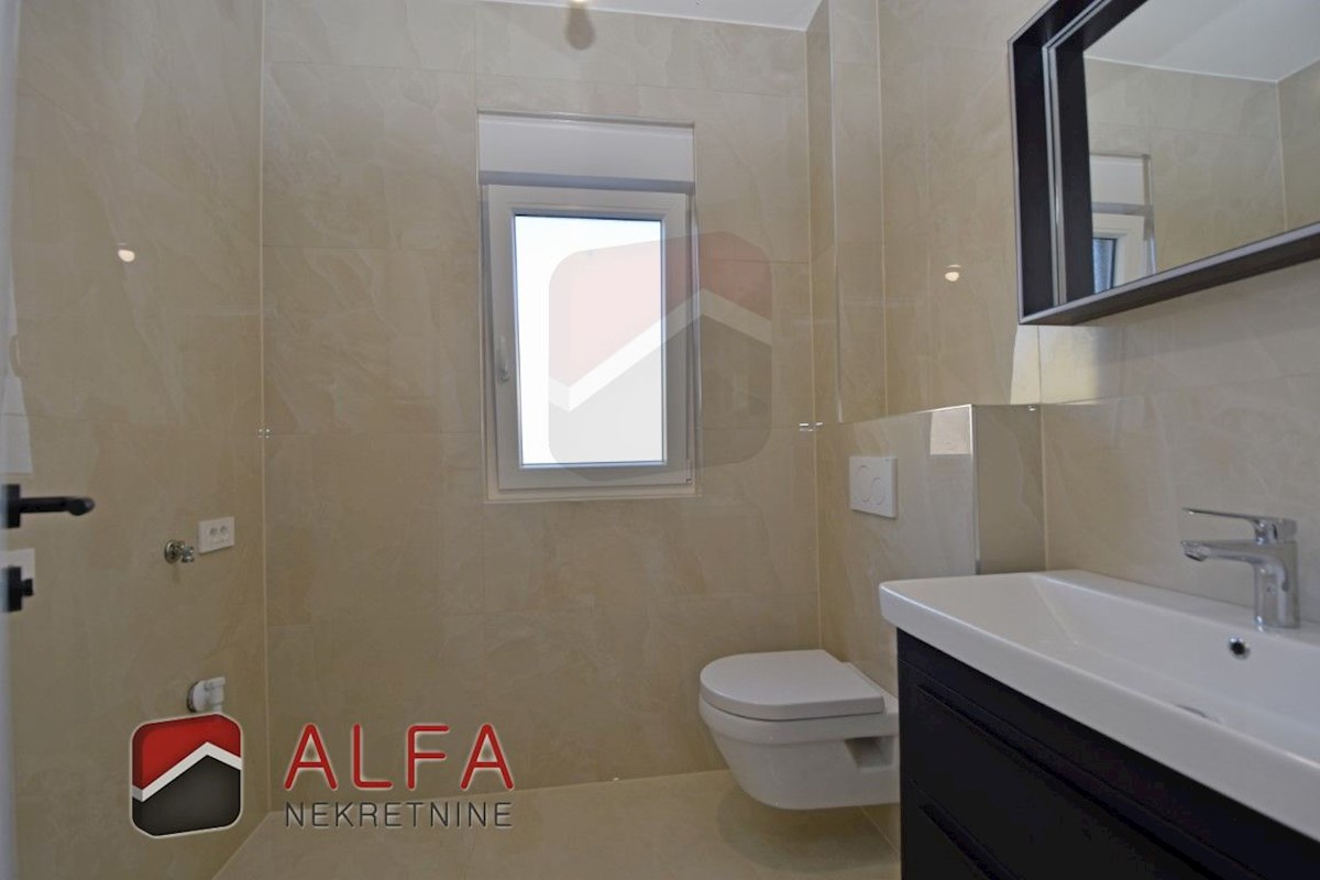 Croazia, Vodice – nuovo e confortevole appartamento al piano terra in vendita con giardino di 120 m²