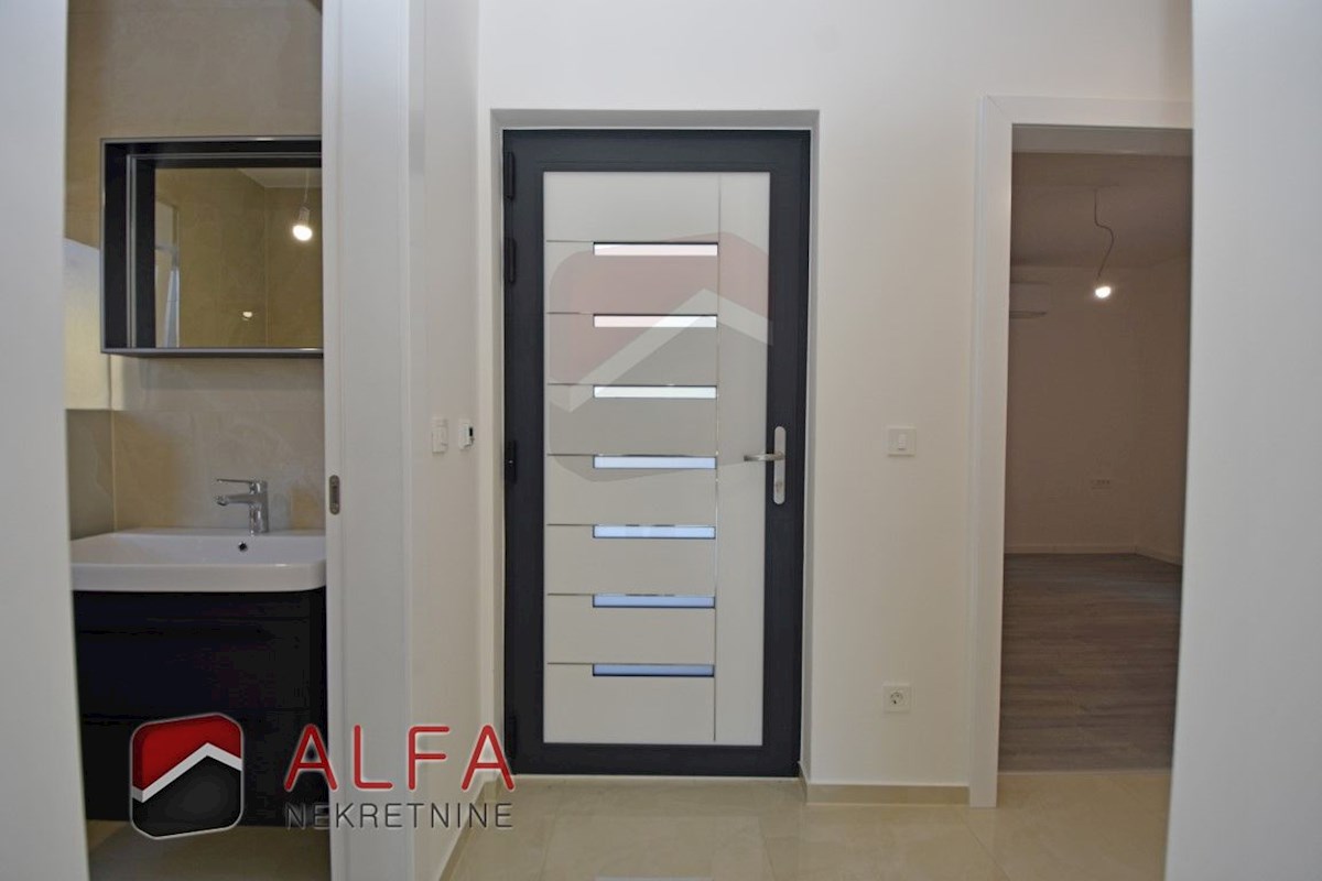 Croazia, Vodice – nuovo e confortevole appartamento al piano terra in vendita con giardino di 120 m²