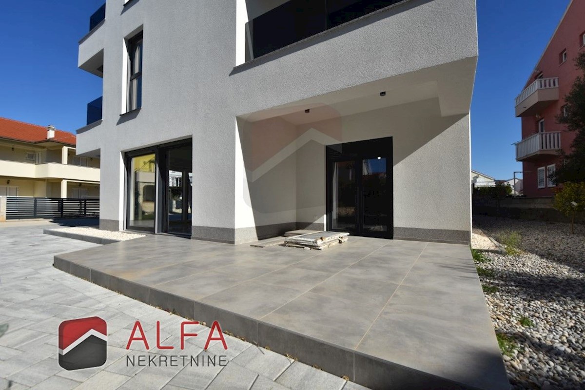 Croazia, Vodice – nuovo e confortevole appartamento al piano terra in vendita con giardino di 120 m²