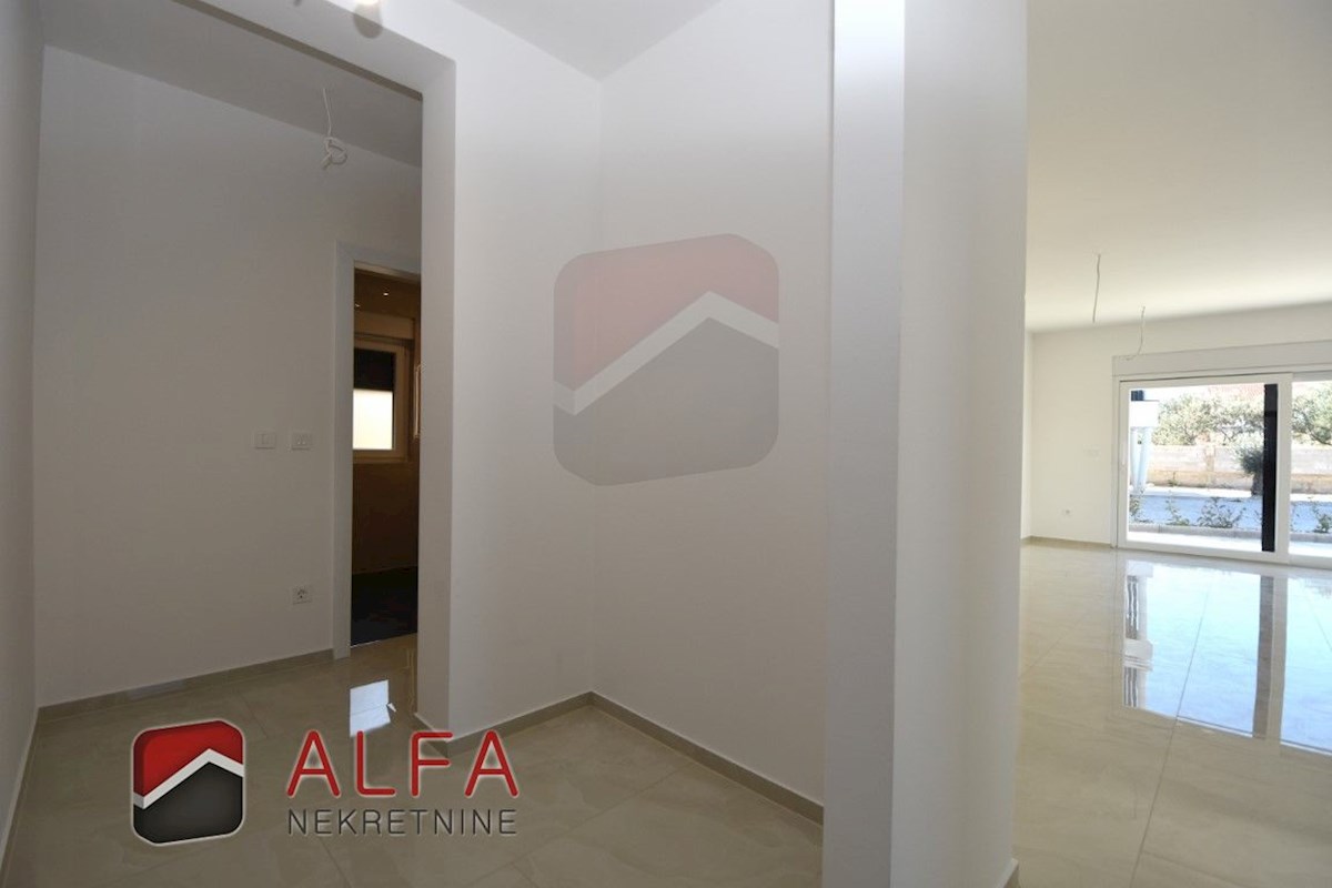 Croazia, Vodice – nuovo e confortevole appartamento al piano terra in vendita con giardino di 120 m²