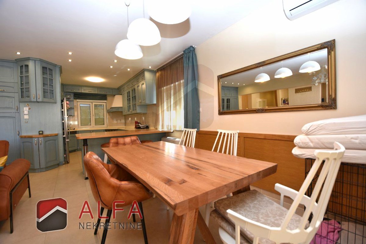 Croazia, Vodice - elegante casa unifamiliare in vendita su un terreno di 1.382 m²