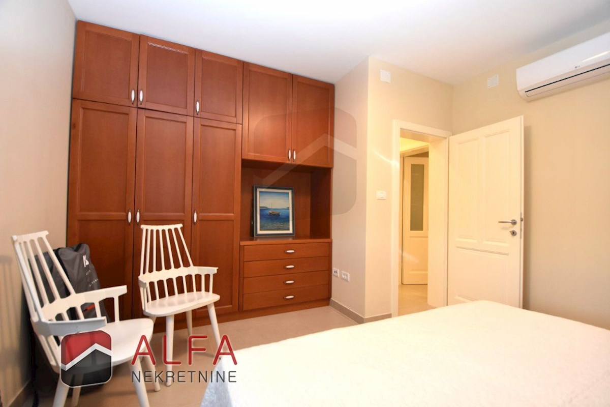 Croazia, Vodice - elegante casa unifamiliare in vendita su un terreno di 1.382 m²