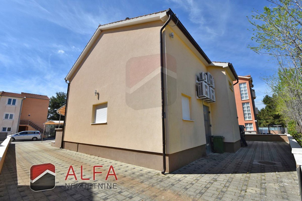 Croazia, Vodice - elegante casa unifamiliare in vendita su un terreno di 1.382 m²