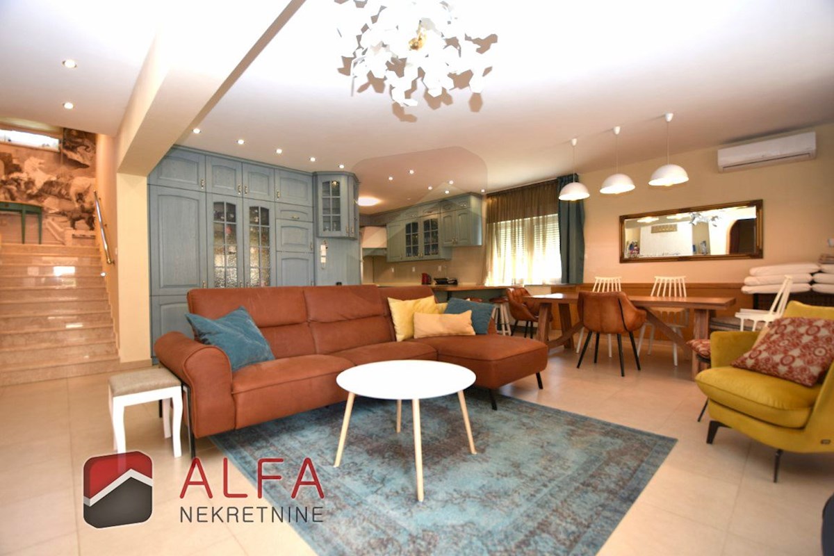 Croazia, Vodice - elegante casa unifamiliare in vendita su un terreno di 1.382 m²