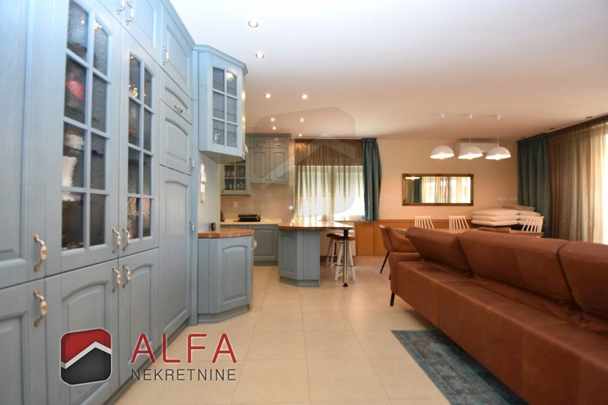 Croazia, Vodice - elegante casa unifamiliare in vendita su un terreno di 1.382 m²