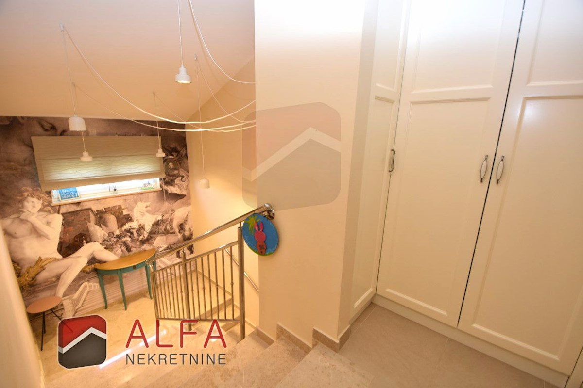 Croazia, Vodice - elegante casa unifamiliare in vendita su un terreno di 1.382 m²