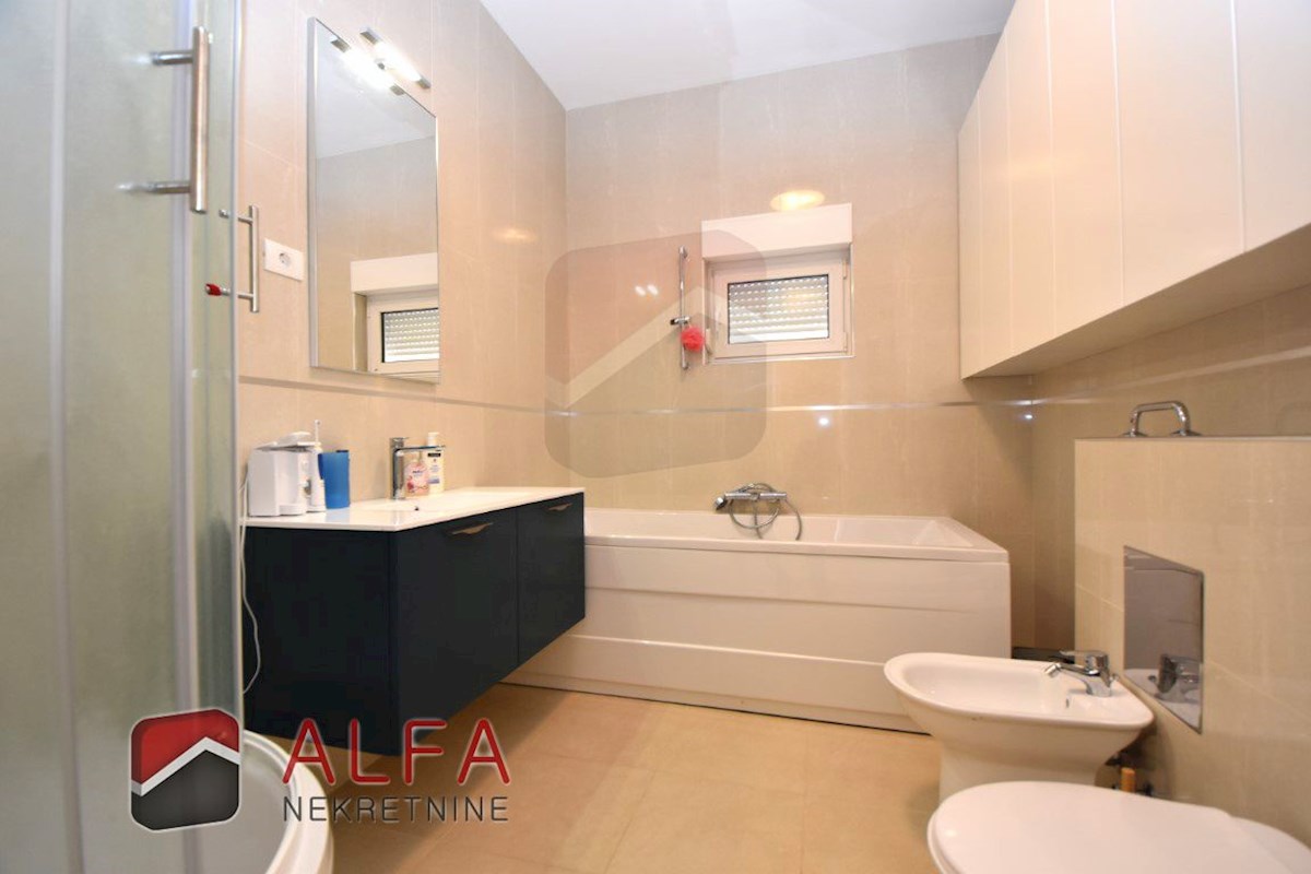 Croazia, Vodice - elegante casa unifamiliare in vendita su un terreno di 1.382 m²