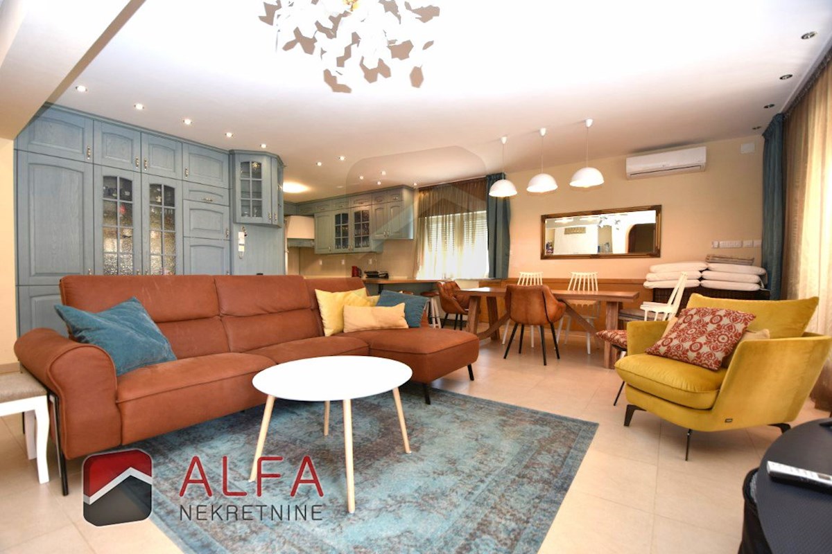 Croazia, Vodice - elegante casa unifamiliare in vendita su un terreno di 1.382 m²