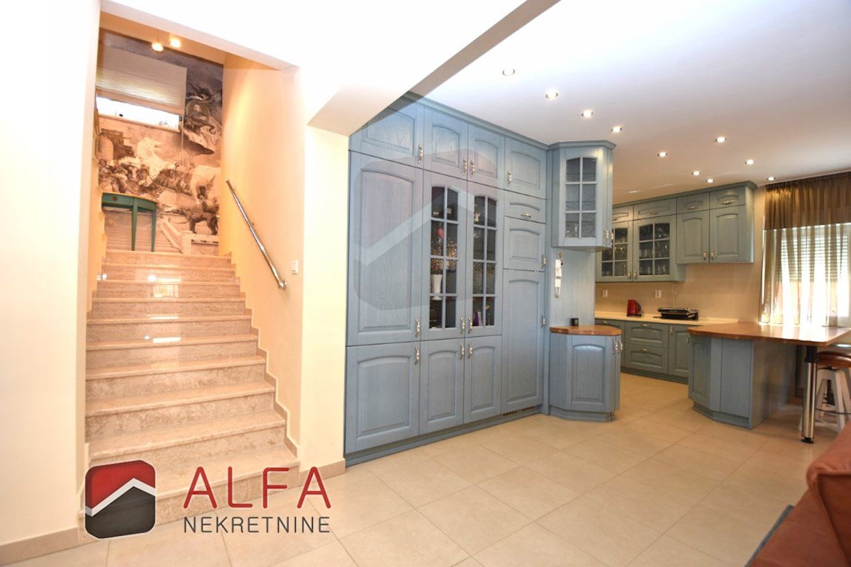 Croazia, Vodice - elegante casa unifamiliare in vendita su un terreno di 1.382 m²