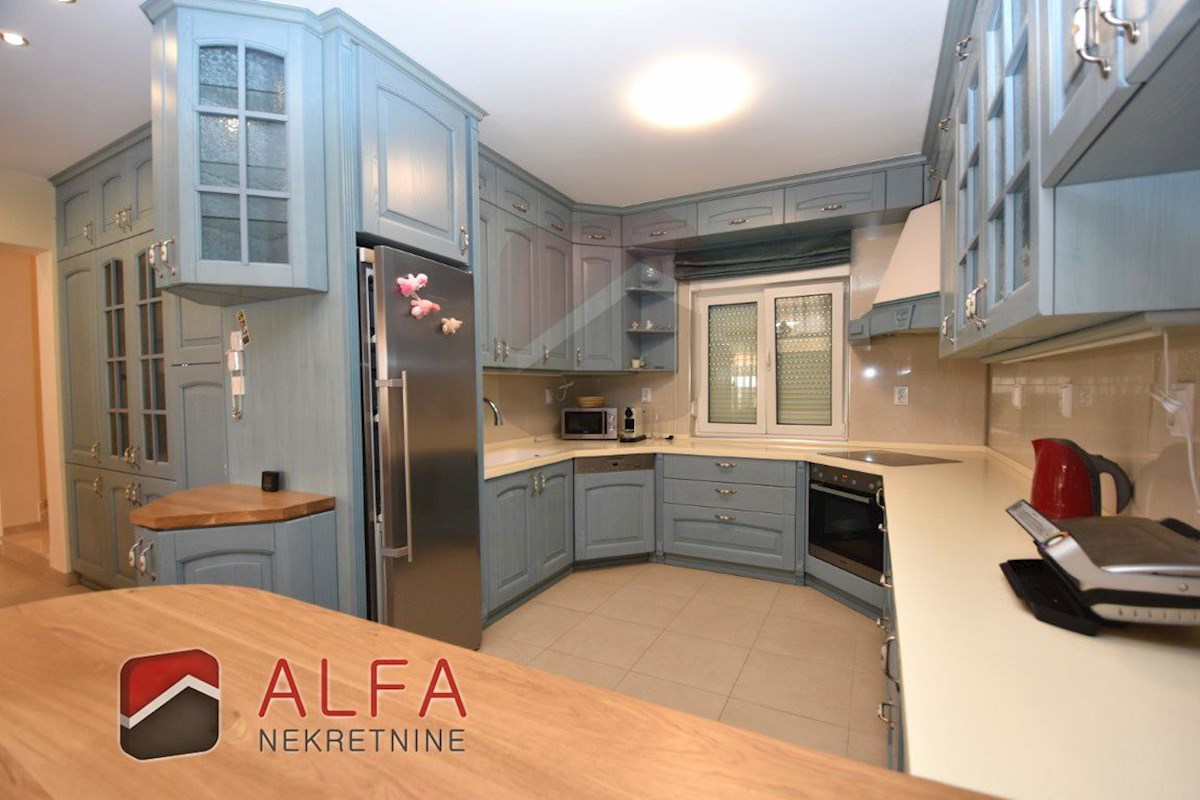 Croazia, Vodice - elegante casa unifamiliare in vendita su un terreno di 1.382 m²