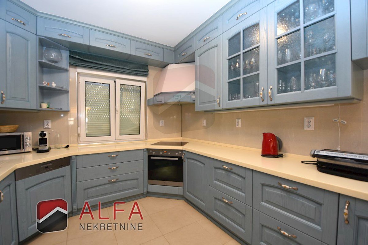 Croazia, Vodice - elegante casa unifamiliare in vendita su un terreno di 1.382 m²