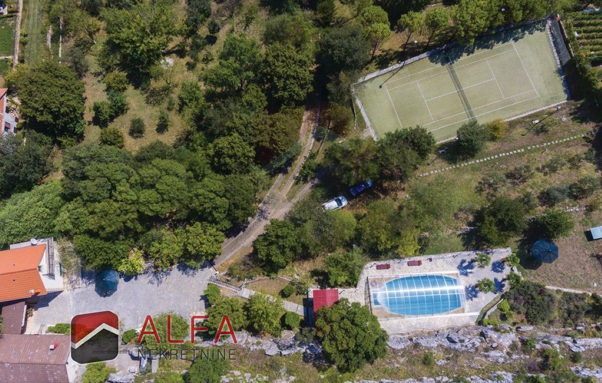 Croazia, Drnis, Siveric, grande proprietà con due case, piscina e campo da tennis in vendita