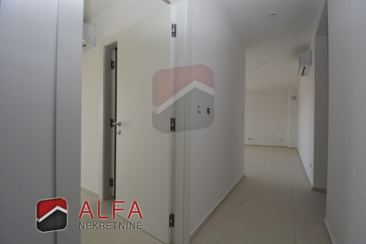 Croazia, Vodice, vendesi nuovo appartamento con tre camere da letto, primo piano, vista sul mare