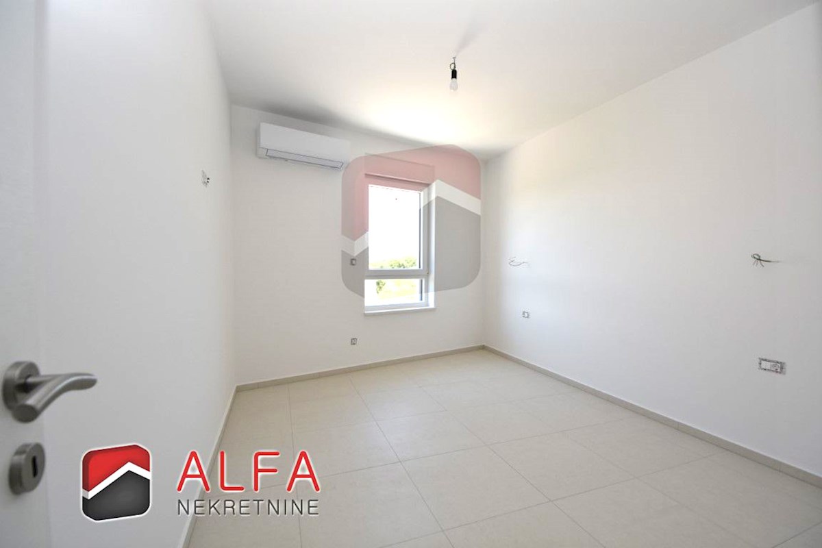 Croazia, Vodice, vendesi nuovo appartamento con tre camere da letto, primo piano, vista sul mare