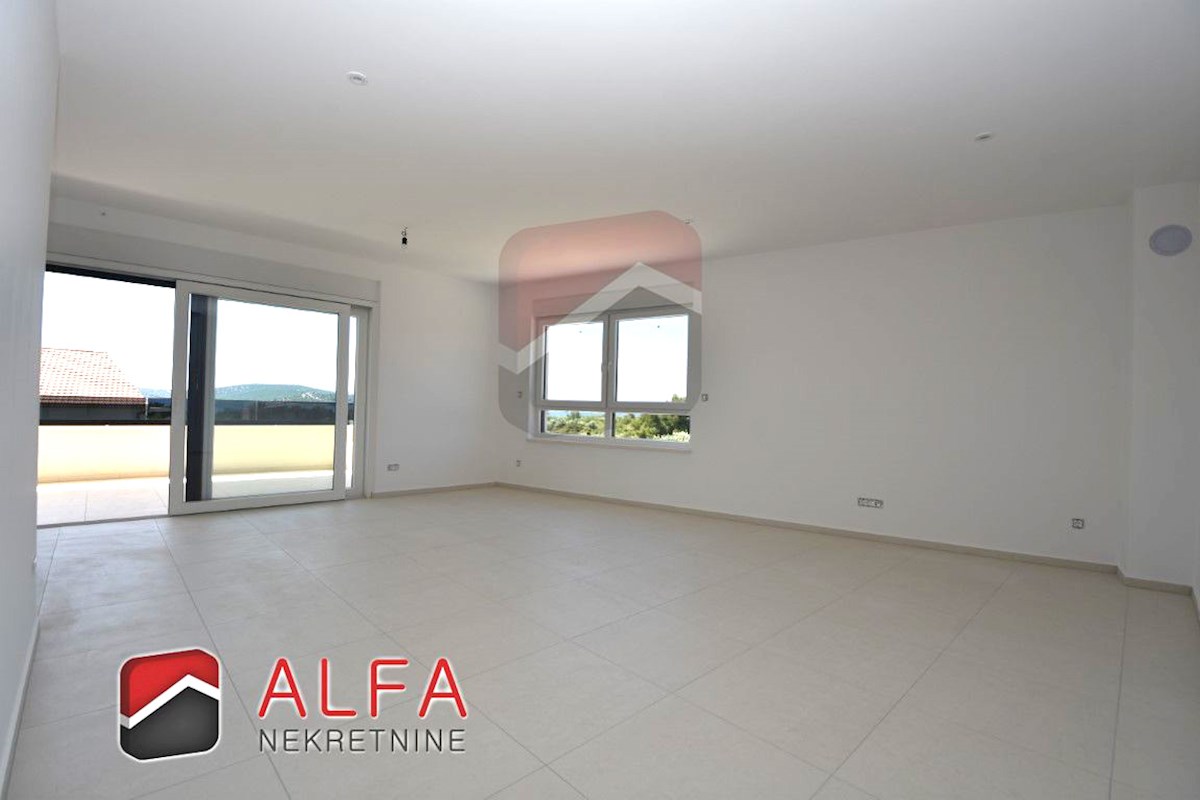 Croazia, Vodice, vendesi nuovo appartamento con tre camere da letto, primo piano, vista sul mare