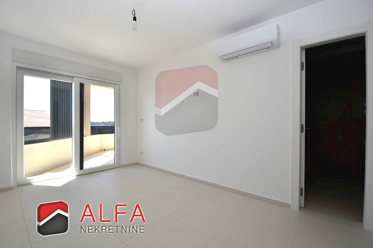 Croazia, Vodice, vendesi nuovo appartamento con tre camere da letto, primo piano, vista sul mare
