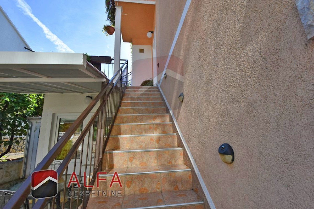 Croazia, centro di Vodice, casa indipendente in vendita con 5 appartamenti, vista mare