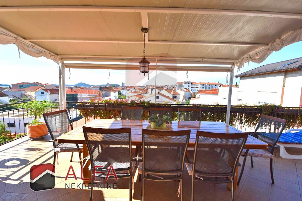 Croazia, centro di Vodice, casa indipendente in vendita con 5 appartamenti, vista mare