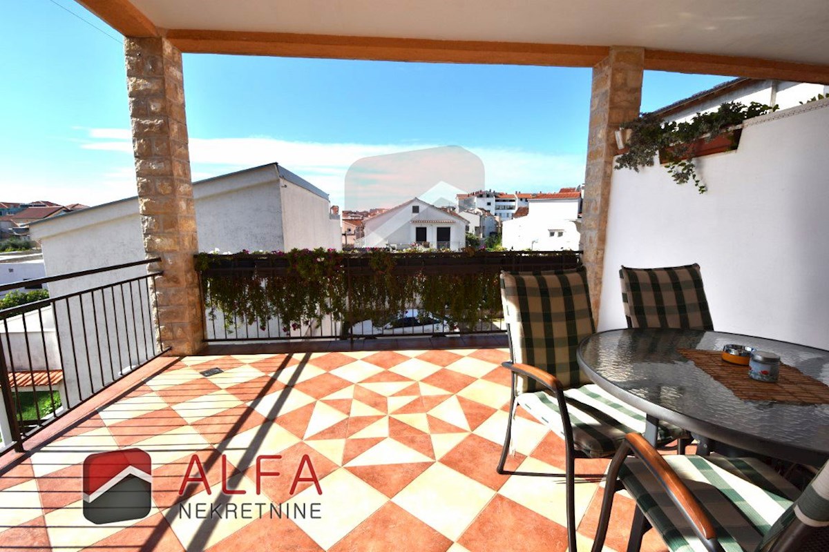 Croazia, centro di Vodice, casa indipendente in vendita con 5 appartamenti, vista mare