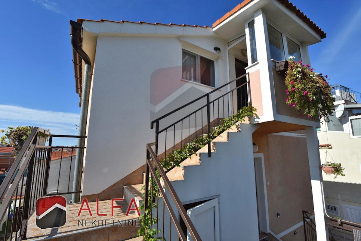 Croazia, centro di Vodice, casa indipendente in vendita con 5 appartamenti, vista mare