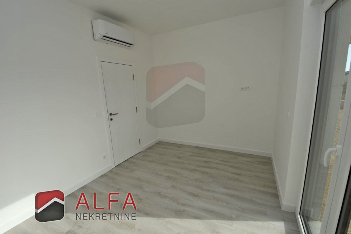 Croazia, Vodice, nuova costruzione, confortevole appartamento in vendita al piano terra, con piscina e giardino