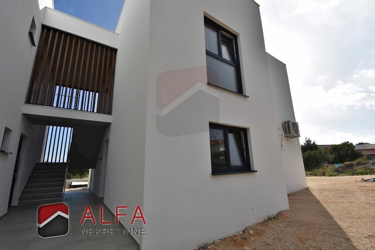 Croazia, Vodice, nuova costruzione, confortevole appartamento in vendita al piano terra, con piscina e giardino