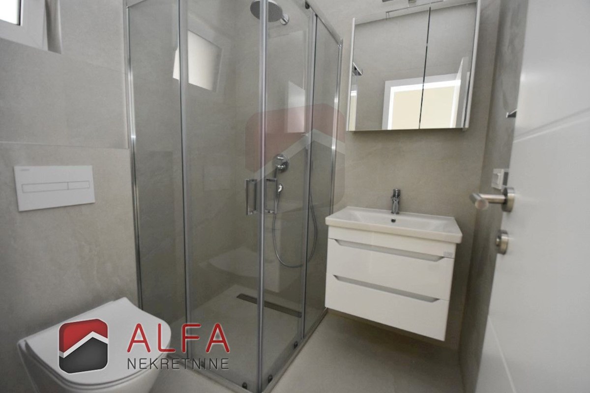 Croazia, Vodice, nuova costruzione, confortevole appartamento in vendita al piano terra, con piscina e giardino