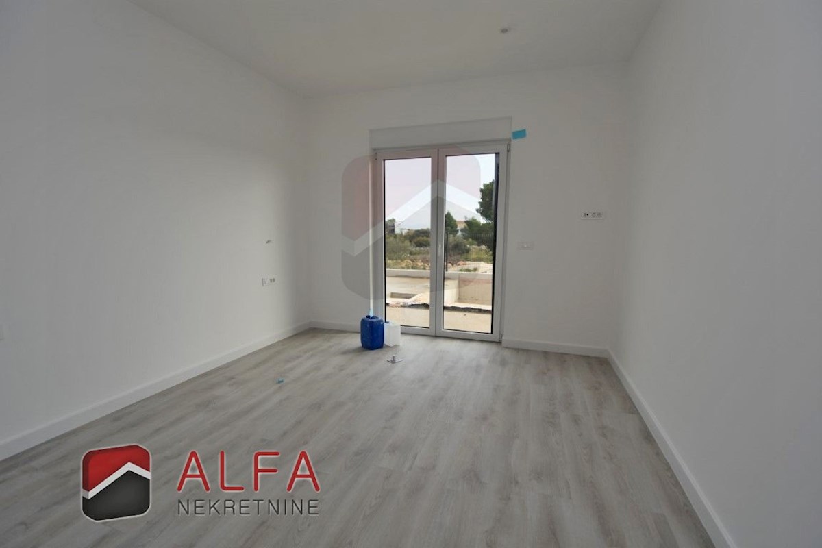 Croazia, Vodice, nuova costruzione, confortevole appartamento in vendita al piano terra, con piscina e giardino