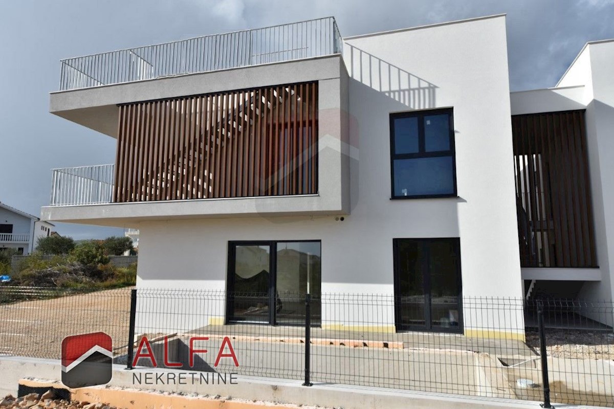 Croazia, Vodice, nuova costruzione, confortevole appartamento in vendita al piano terra, con piscina e giardino