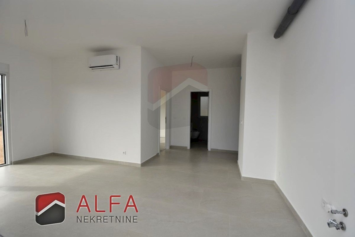 Croazia, Vodice, nuova costruzione, confortevole appartamento in vendita al piano terra, con piscina e giardino