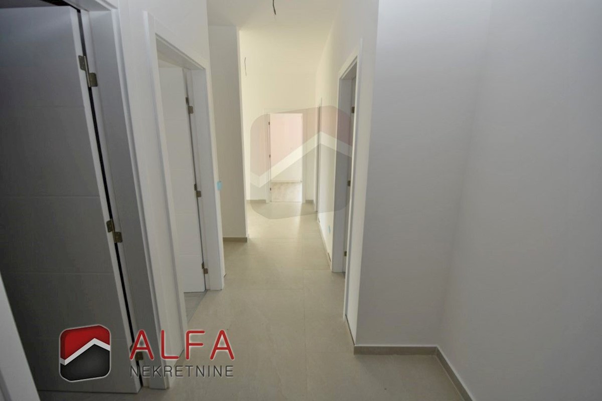 Croazia, Vodice, nuova costruzione, confortevole appartamento in vendita al piano terra, con piscina e giardino