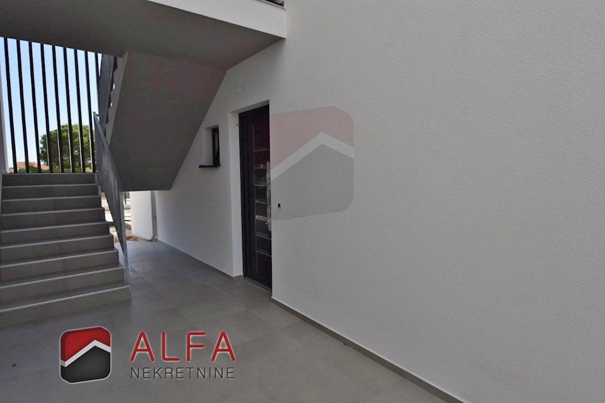 Croazia, Vodice, nuova costruzione, confortevole appartamento in vendita al piano terra, con piscina e giardino