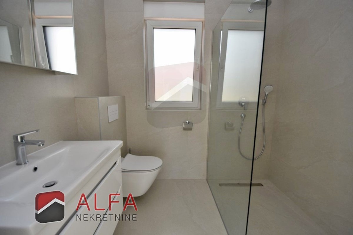 Croazia, Vodice, nuova costruzione, confortevole appartamento in vendita al piano terra, con piscina e giardino