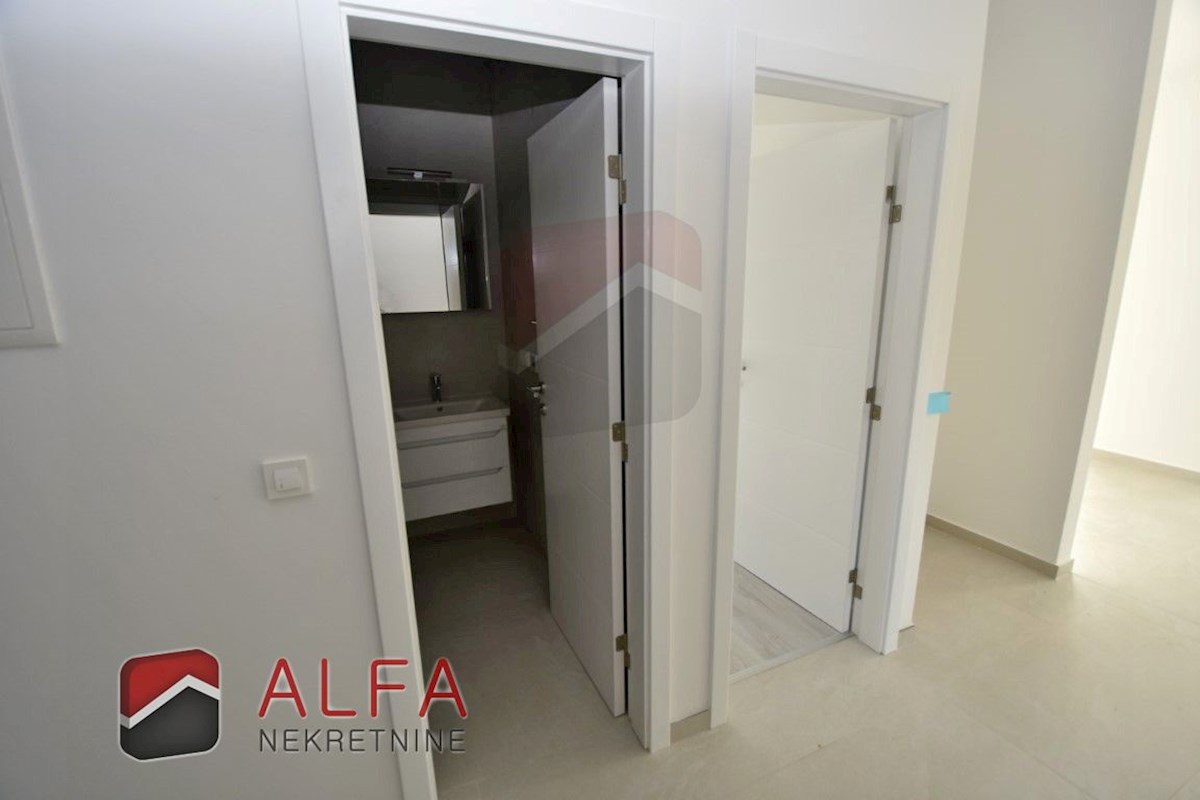 Croazia, Vodice, nuova costruzione, confortevole appartamento in vendita al piano terra, con piscina e giardino