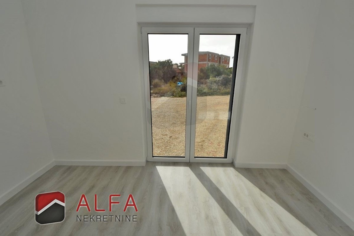 Croazia, Vodice, nuova costruzione, confortevole appartamento in vendita al piano terra, con piscina e giardino