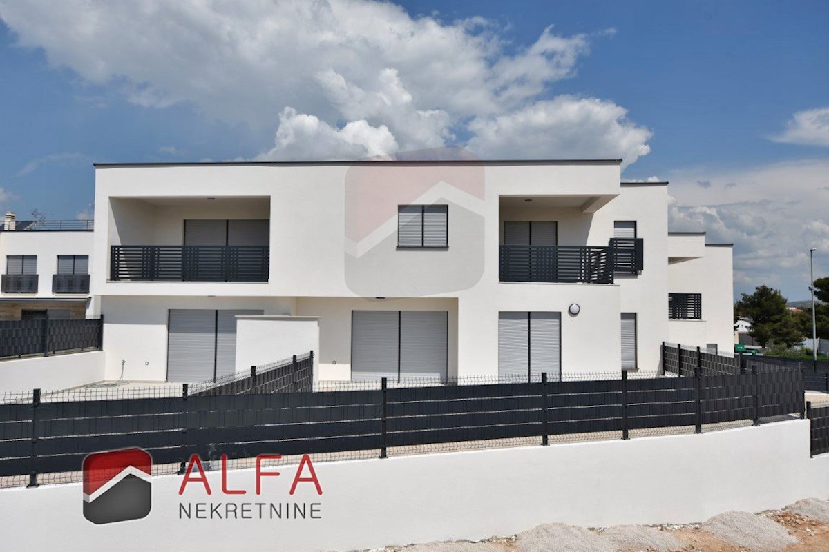 Croazia, Vodice, nuovo appartamento con tre camere da letto in vendita, primo piano