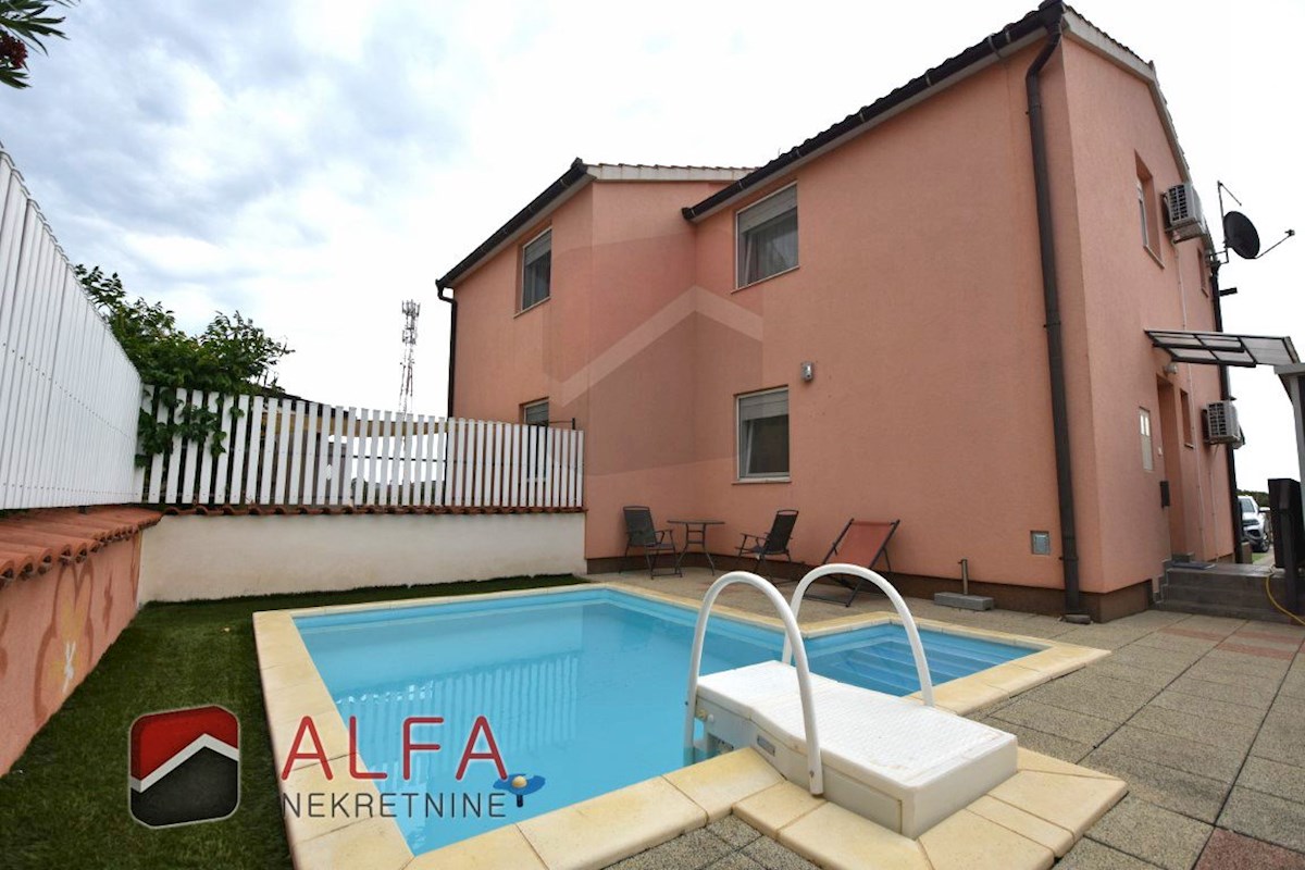 Croazia, Jadrija – casa bifamiliare in vendita, giardino e piccola piscina