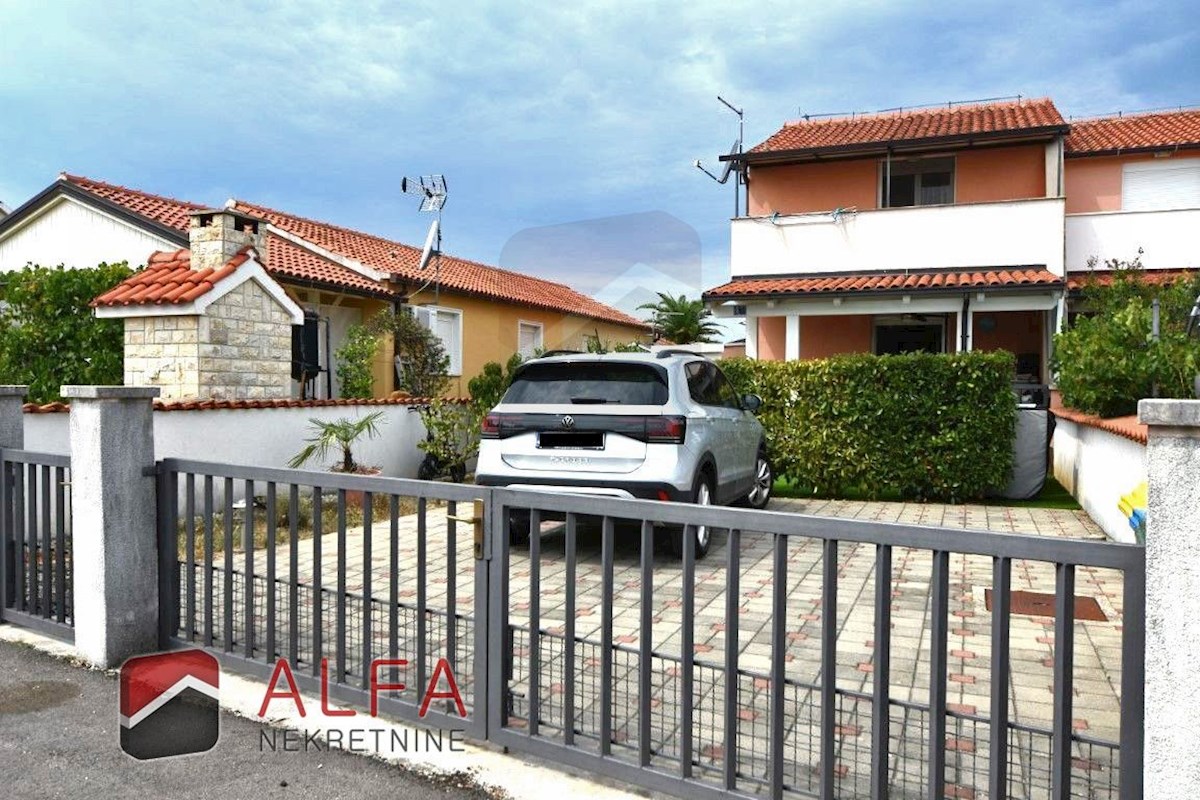 Croazia, Jadrija – casa bifamiliare in vendita, giardino e piccola piscina