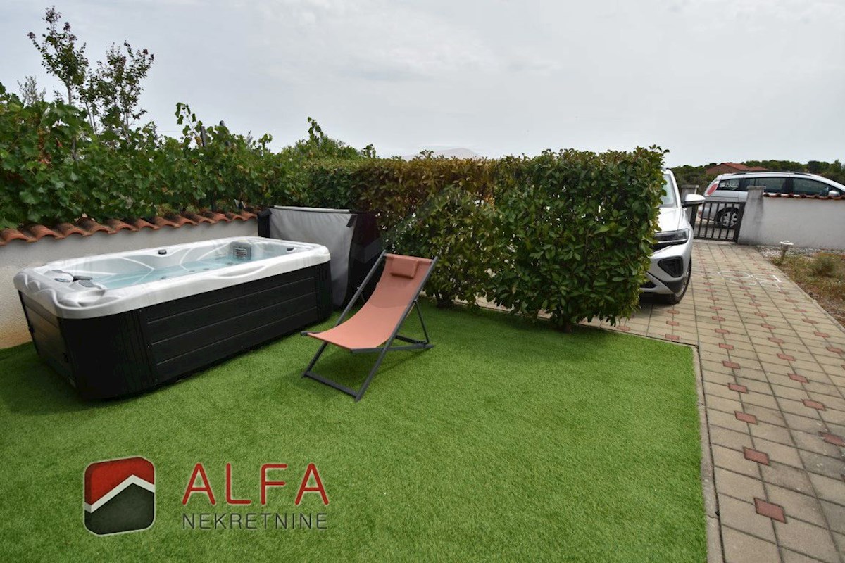 Croazia, Jadrija – casa bifamiliare in vendita, giardino e piccola piscina