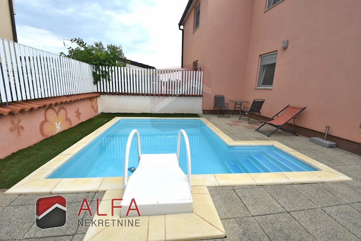 Croazia, Jadrija – casa bifamiliare in vendita, giardino e piccola piscina