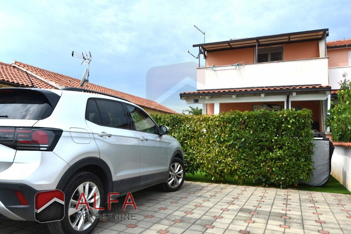 Croazia, Jadrija – casa bifamiliare in vendita, giardino e piccola piscina