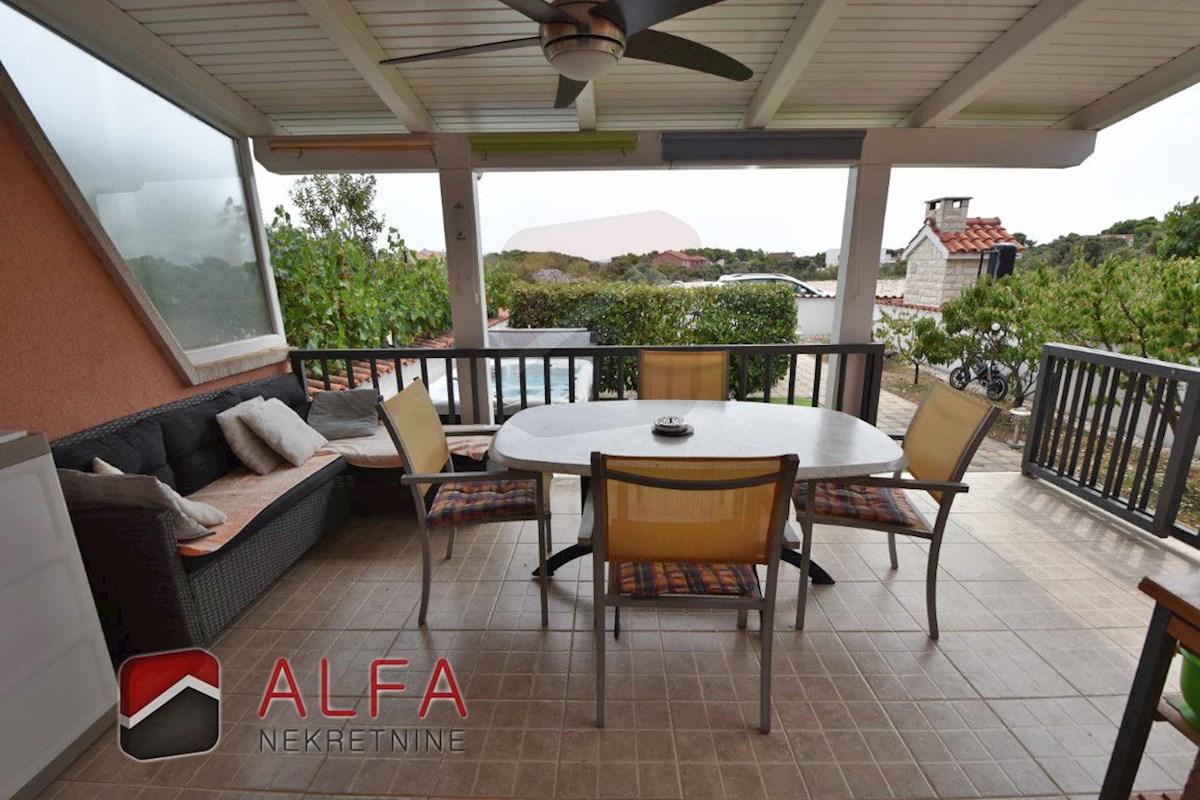 Croazia, Jadrija – casa bifamiliare in vendita, giardino e piccola piscina