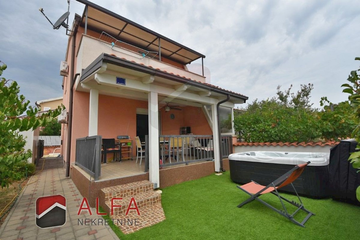 Croazia, Jadrija – casa bifamiliare in vendita, giardino e piccola piscina