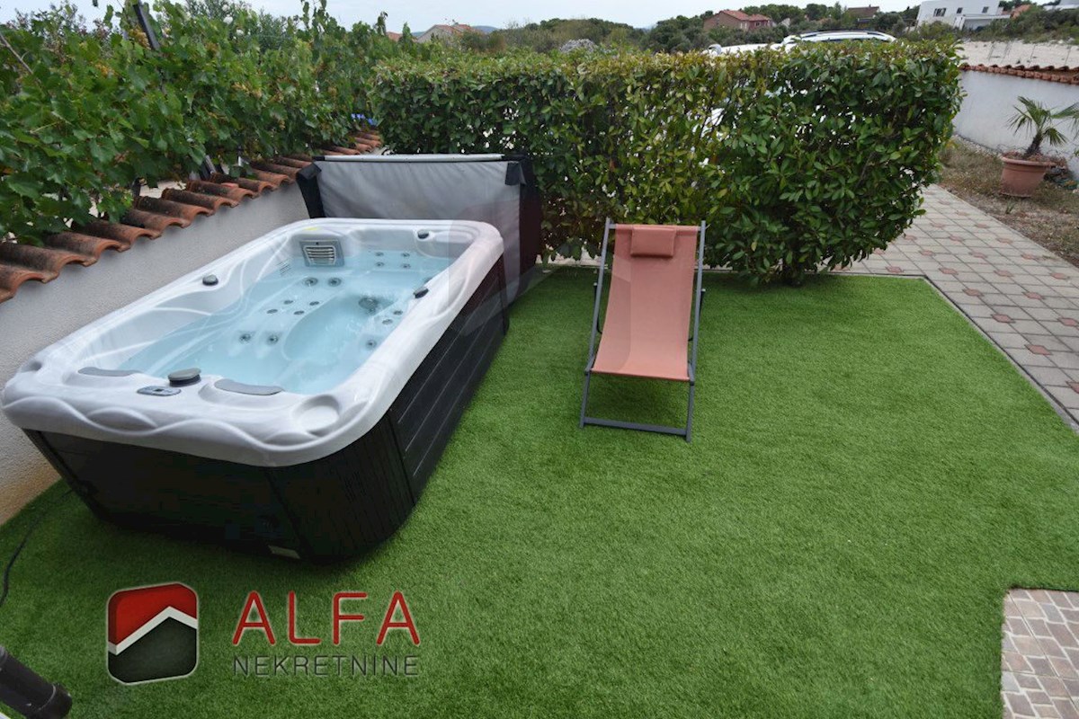 Croazia, Jadrija – casa bifamiliare in vendita, giardino e piccola piscina