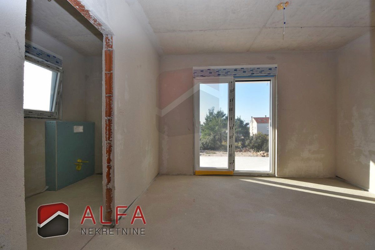 Croazia, Vodice – nuova casa bifamiliare in vendita con piscina e garage