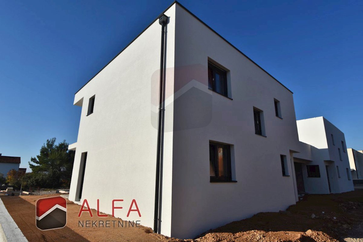 Croazia, Vodice – nuova casa bifamiliare in vendita con piscina e garage